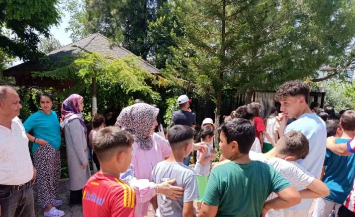 Adanalı çiftin bayram geleneği sürüyor: Yüzlerce çocuğa harçlık verdiler