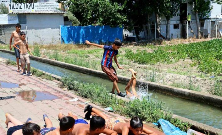 Adanalı çocukların yaz tatili: Kanaletlerde yüzüyor, kaldırımda güneşleniyorlar