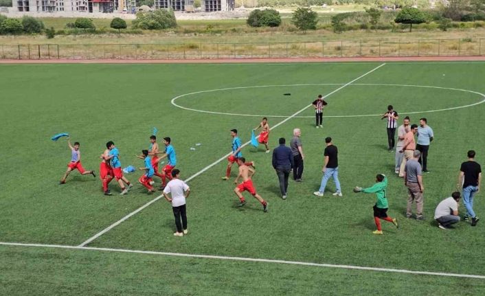 Adilcevaz’da okullar arası futbol turnuvasında kupa Aydınlar beldesinin oldu