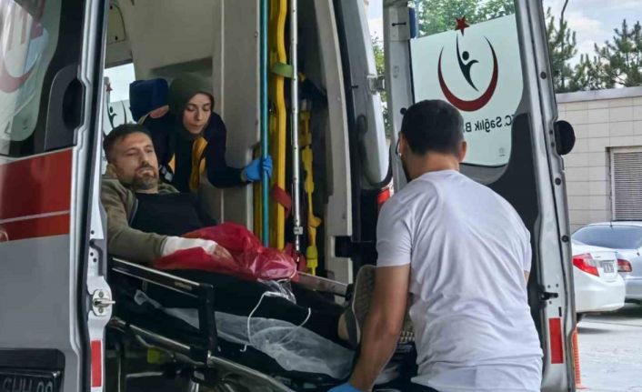 Ağaç keserken motorlu testere ile elini kesti