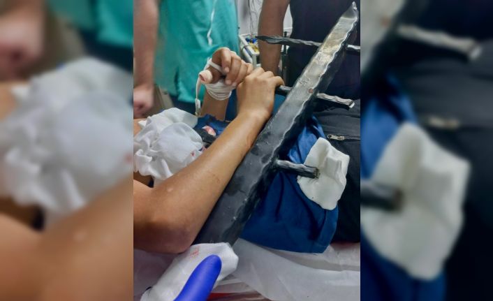 Ağaçtan düşen çocuk korkuluk demirlerine saplandı