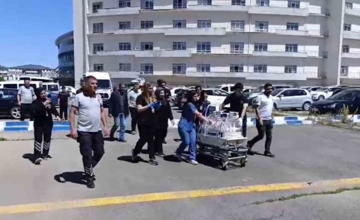 Ağrı’da solunum sıkıntısı yaşayan bebek helikopter ambulansla Tatvan’a sevk edildi