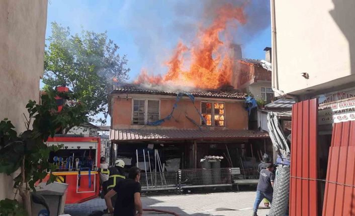 Ahşap bina alevlere teslim oldu, alevler yan binaya sıçradı