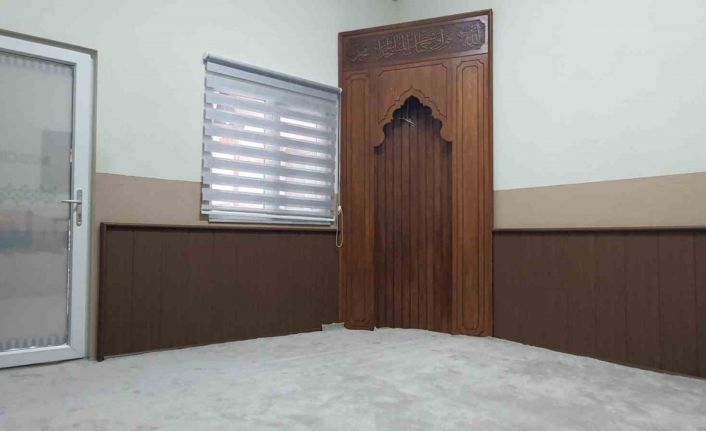 Ahşap oyma ile yenilediler, mescidi bayrama hazırladılar