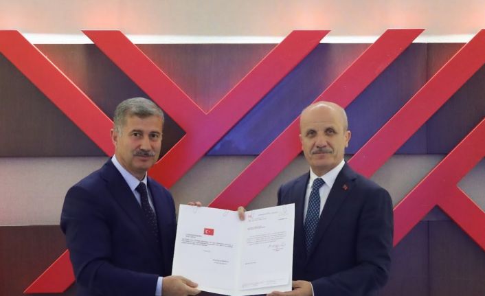 AİÇÜ Rektörü Prof. Dr. İlhami Gülçin, rektörlük mazbatasını aldı