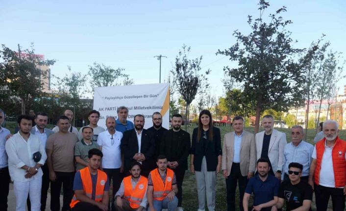 AK Partili Milletvekili Derya Ayaydın vatandaşlarla sohbet ederek dondurma ikram etti