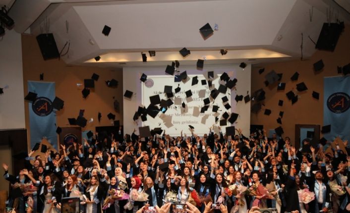 Akdeniz Üniversitesi’nde geleceğin hemşireleri kep attı