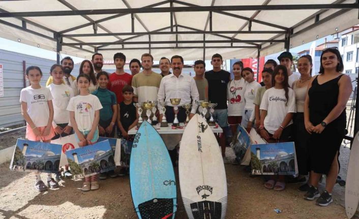 Akdeniz’in ürküten dalgalarında geleceğin sörfçüleri yetiştirecek