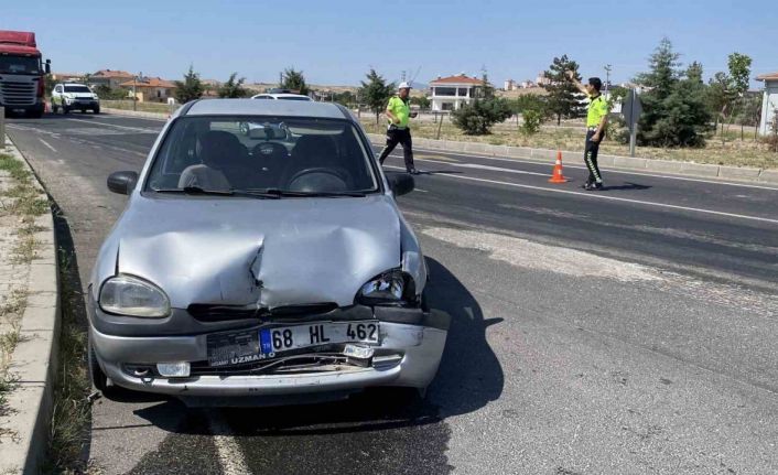 Aksaray’da ışıklarda otomobil hafif ticari araca çarptı: 1 yaralı