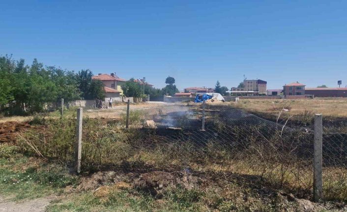 Alaca’da boş arsada yangın paniği: İtfaiye hızla kontrol altına aldı