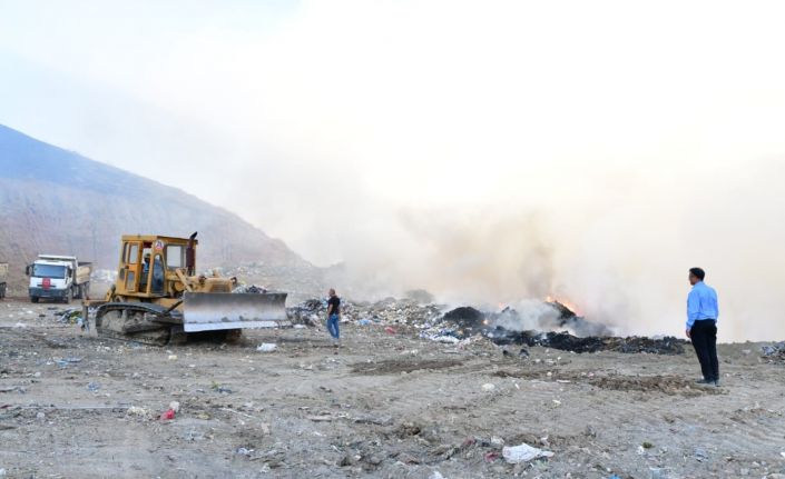 Alaşehir’de çöplük yangını: 1 itfaiye eri dumandan etkilendi