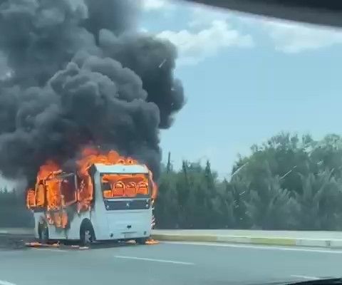 Alevlere teslim olan yolcu minibüsü küle döndü