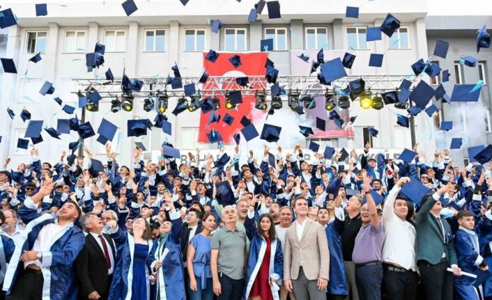 Ali Bahar AOSB Teknik Koleji’nde ilk mezuniyet coşkusu: 254 öğrenci kep attı