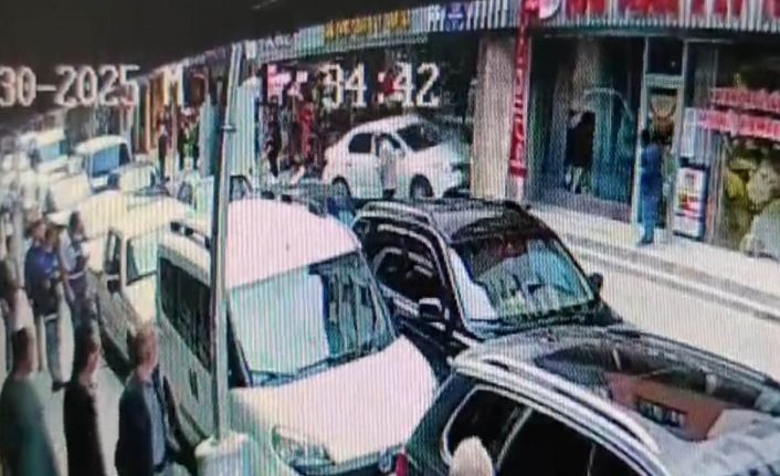 Alkollü sürücü şehri birbirine kattı, 2 çocuk otomobilin altında kalmaktan son anda kurtuldu