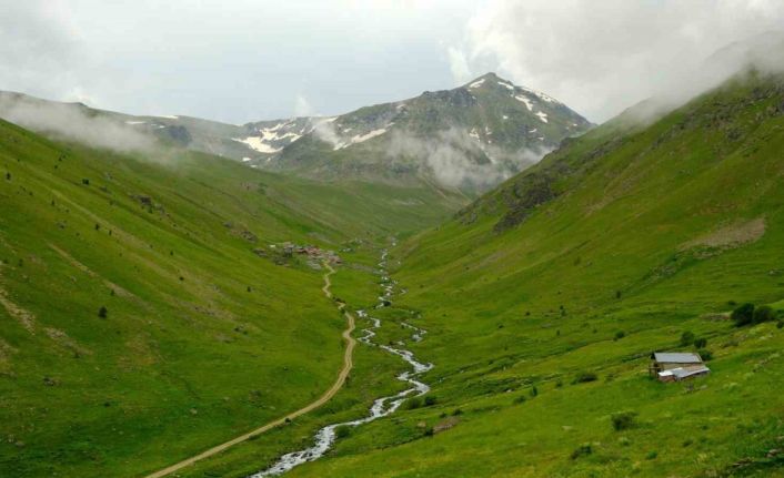 Alpleri andıran manzarasıyla Dulağa Yaylası büyülüyor