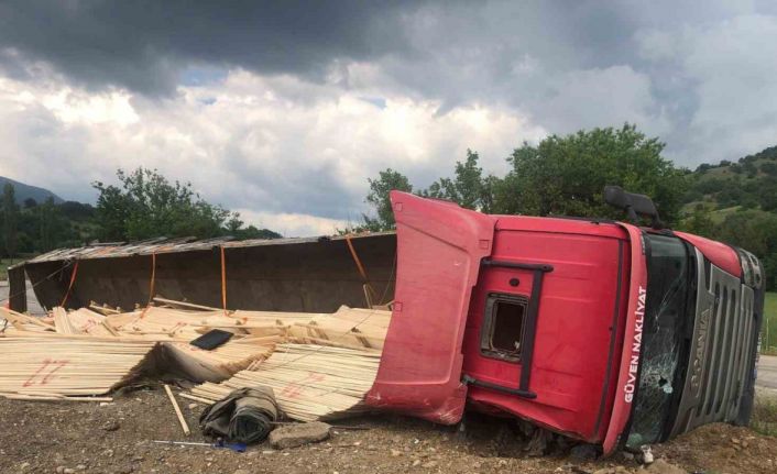 Amasya’da kereste yüklü tır devrildi: 2 yaralı