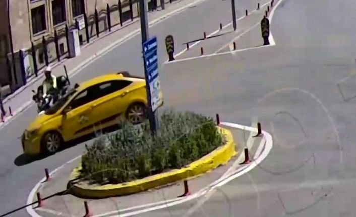 Amasya’da motosikletli polis ile ticari taksi çarpıştı: Kaza anı kamerada