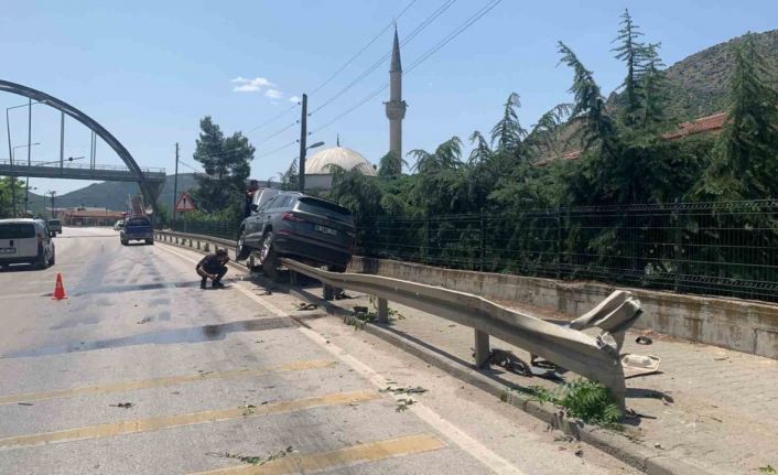 Amasya’da otomobil bariyere asılı kaldı: 1 yaralı