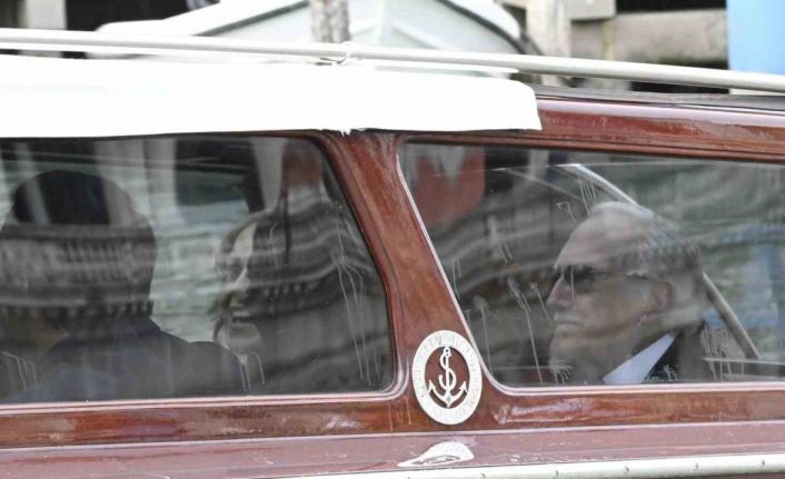 Amazon’un kurucusu Bezos ile nişanlısı Sanchez düğün törenlerinin 2. günü için tekneyle otelden ayrıldı