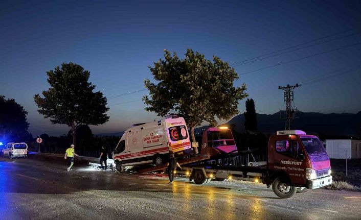 Ambulans ile çarpışan otomobilde can pazarı