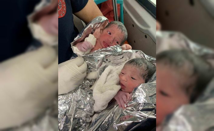 Ambulansta ikiz doğum