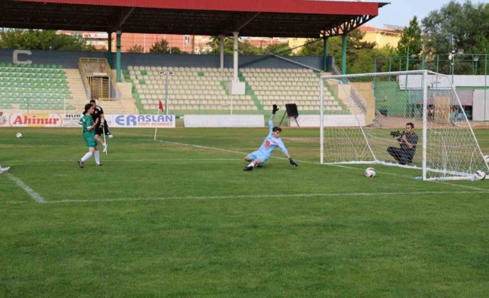 Ampute Milli Futbol Takımı, Kırşehir’de kadın futbol takımıyla hazırlık maçı yaptı