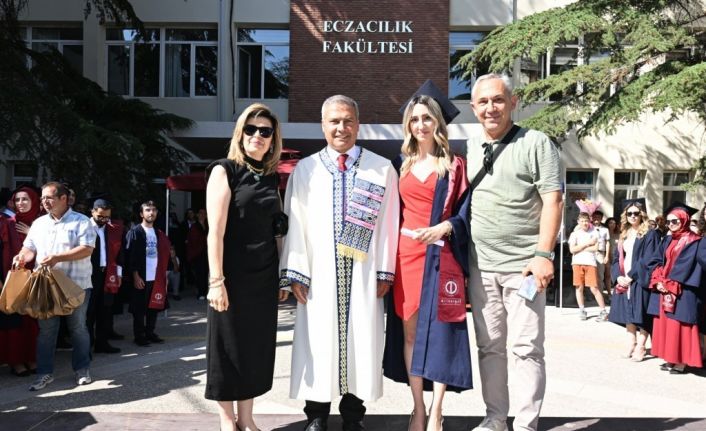 Anadolu Üniversitesi’nde mezuniyet coşkusu fakültelerde de sürdü