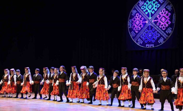 Anadolu Üniversitesinden Çocuk Halk Dansları Topluluğu gösterisi