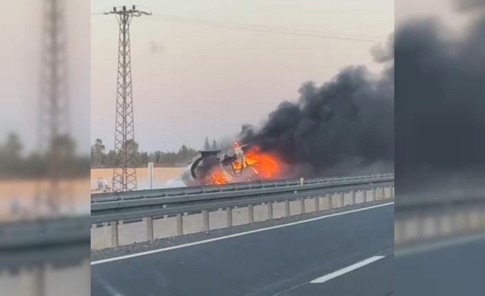 Anız yangını seyir halindeki yakıt yüklü tankere sıçradı, kilometrelerce araç kuyruğu oluştu