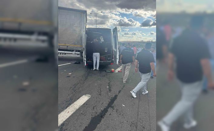 Ankara’da servis minibüsü kamyona çarptı: 1 ölü, 5 yaralı