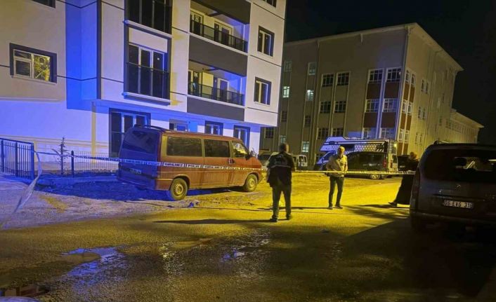 Annesiyle boşanma aşamasındaki babasını sokak ortasıda bıçakladı