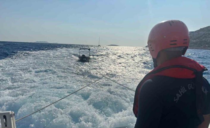 Antalya’da arızalanan teknedeki 2 kişinin imdadına Sahil Güvenlik ekipleri yetişti