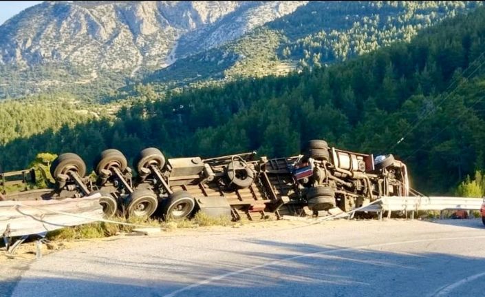 Antalya’da demir profil yüklü tır devrildi: 1 ölü