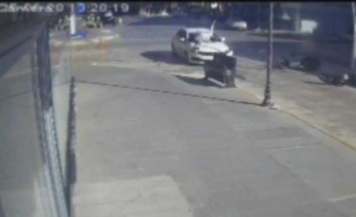 Antalya’da otomobil ile çarpışan motosikletin sürücüsü metrelerce savruldu