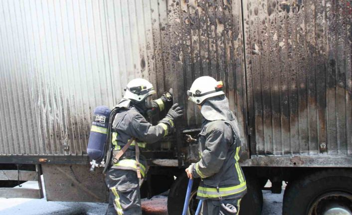 Antalya’da park halindeki kamyon alev aldı, içindeki otel animasyon malzemeleri yandı