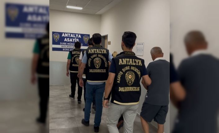 Antalya’da sahte altınla kuyumcuları dolandıran 4 şüpheli yakalandı