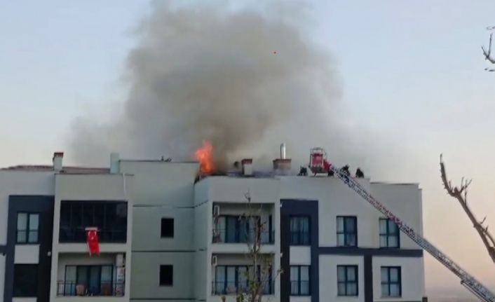 Apartmanın çatısında çıkan yangın paniğe neden oldu