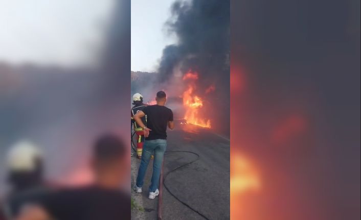 Araç yangını ormana sıçradı, ekipler müdahale ediyor