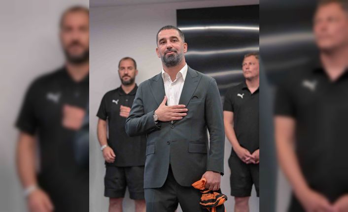 Arda Turan, yeni takımı Shakhtar Donetsk’te futbolcularla tanıştı