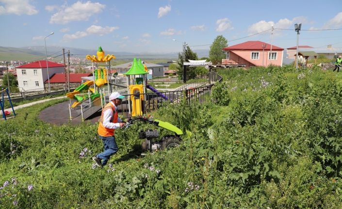 Ardahan Belediyesi’nden park ve bahçelerde bakım çalışması