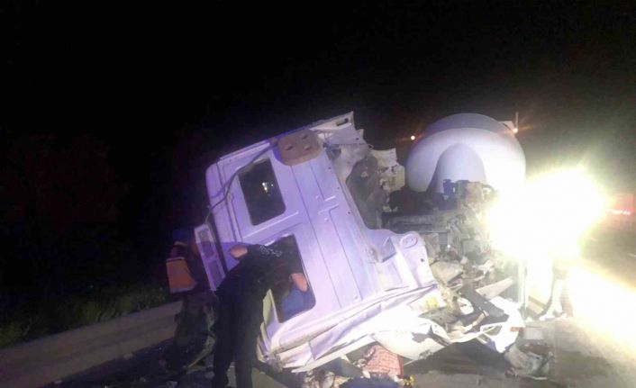 Arkadan çarptığı tırın şoför kabinini devirdi, sürücü kabinde sıkıştı