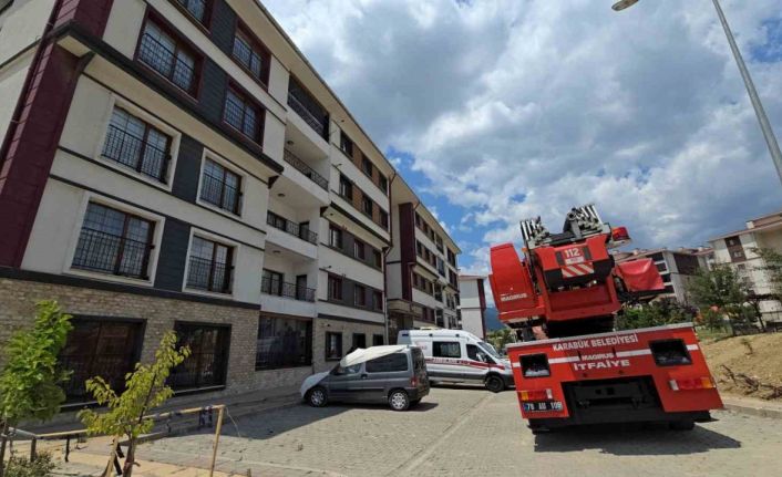 Arkadaşına intihar edeceğini söyledi, polis ve itfaiye balkondan girerek kurtardı