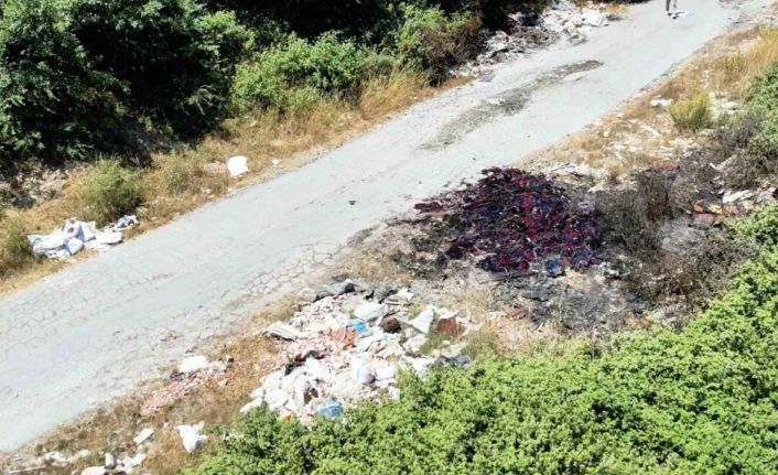 Arnavutköy’de hafriyat ve moloz dökülen sokak, çöplüğe döndü