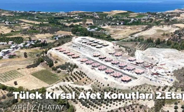 Arsuz’da Akdeniz manzaralı kırsal afet konutlarının inşası sürüyor