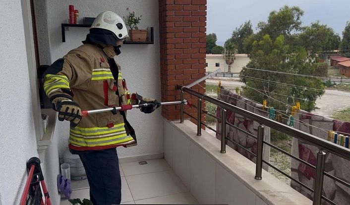 Arsuz’da evin balkonunda yılan paniği