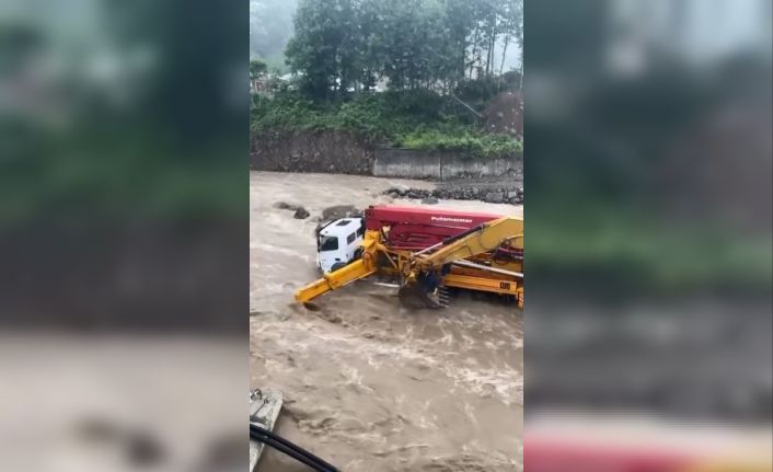 Artvin’de iş makineleri bir anda yükselen dere sularının ortasında kaldı