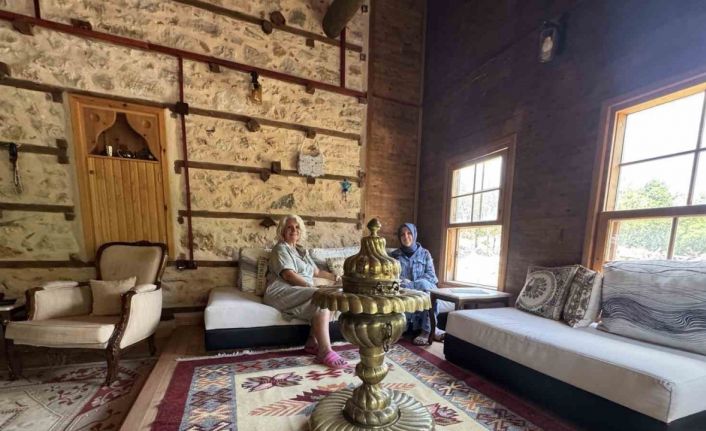 Atalarından kalan tarihi ’düğmeli evi’ restore edip turizme kazandırdı