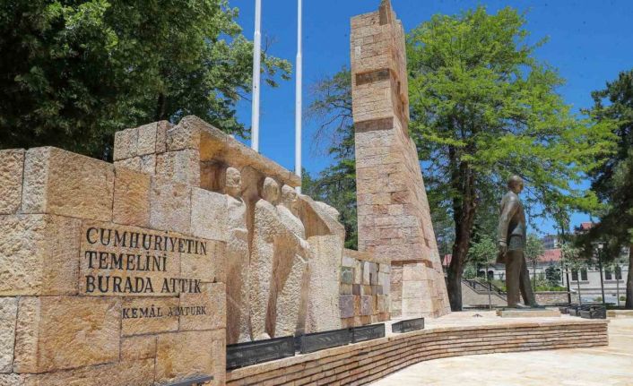 Atatürk Anıtı’nın çevre düzenlemesi tamamlandı