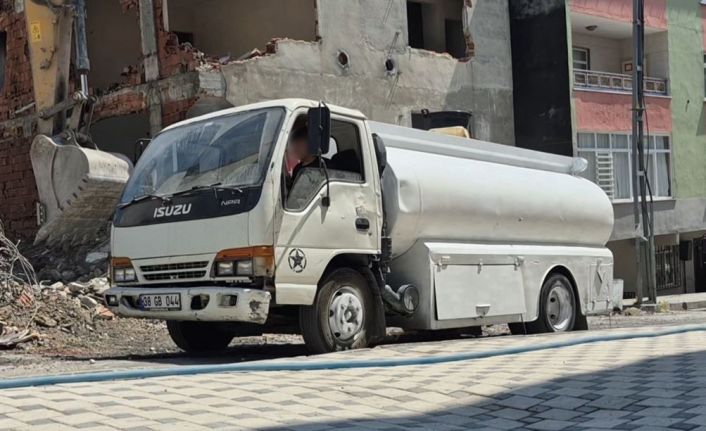 Avcılar’da 2 çocuk ağır tonajlı kepçeyi hareket ettirdi