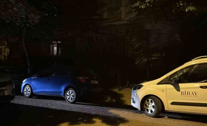 Avcılar’da bir adam evinin önünde alkol içen 2 kişiyi silahla vurdu